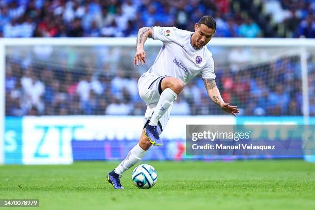 Jesús Dueñas of Juarez FC controls the ball during a 9th round match between Cruz Azul and FC Juarez as part of Torneo Clausura 2023 Liga MX at...