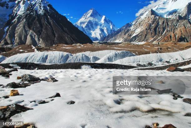 karakorum range, concordia and k2 covered in snow - k2 mountain stock-fotos und bilder