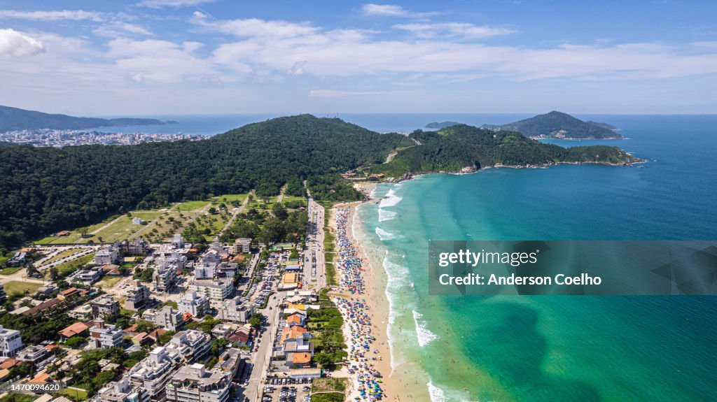 Beach with green waters with umbrellas