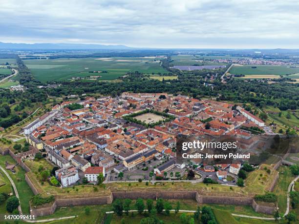 hochansicht von neuf-brisach, einer befestigten stadt an der deutsch-französischen grenze im französischen elsass - haut rhin stock-fotos und bilder