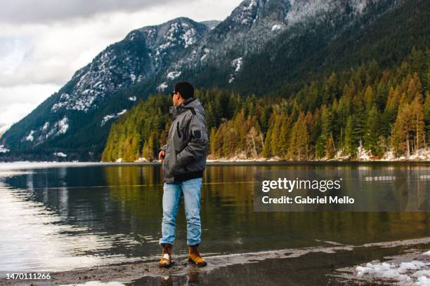 tourist by buntzen lake - buntzen lake stock-fotos und bilder