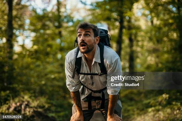 las largas caminatas me cansan - sin aliento fotografías e imágenes de stock