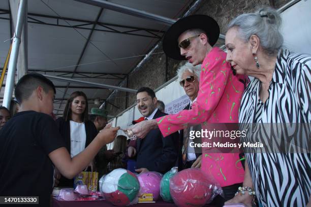 Edgar Smolensky, also known as Edy Smol, gives toys to children during the "Sí al desarme. Sí a la paz" government campaign, on February 27, 2023 in...