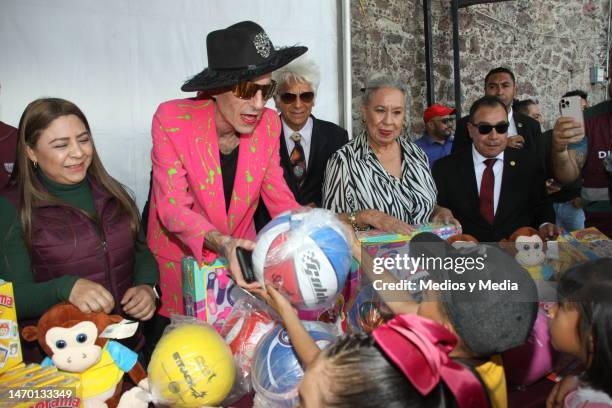 Edgar Smolensky, also known as Edy Smol, gives toys to children during the "Sí al desarme. Sí a la paz" government campaign, on February 27, 2023 in...