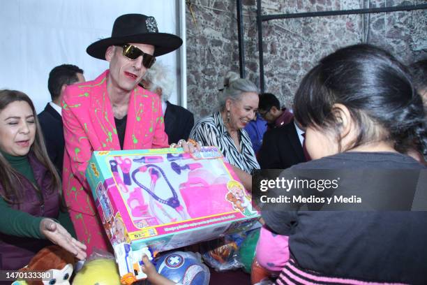 Edgar Smolensky, also known as Edy Smol, gives toys to children during the "Sí al desarme. Sí a la paz" government campaign, on February 27, 2023 in...