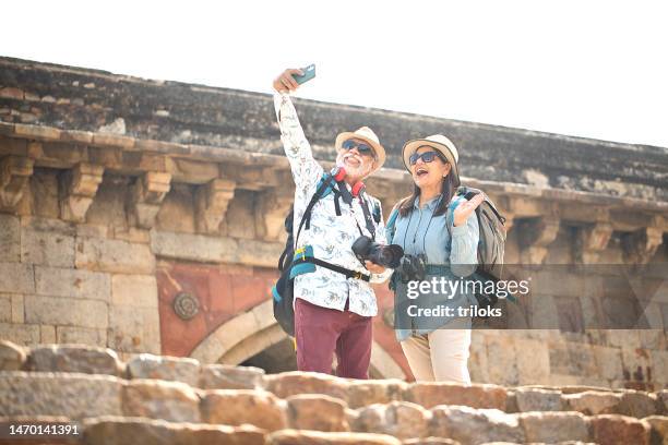 altes paar macht selfie während des urlaubs - couple india stock-fotos und bilder