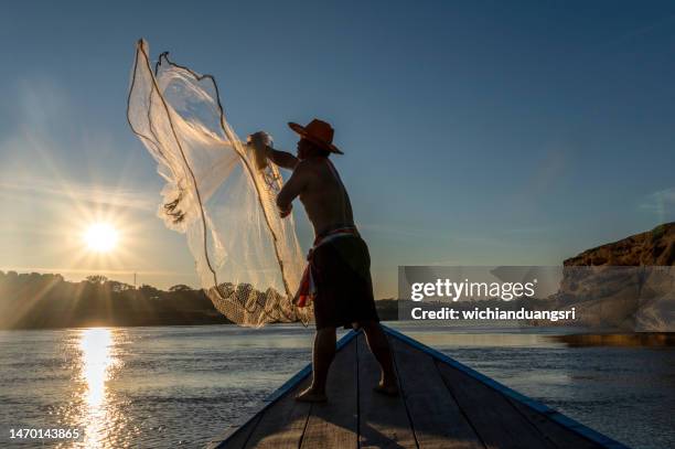 lokaler fischer in thailand - fisherman stock-fotos und bilder