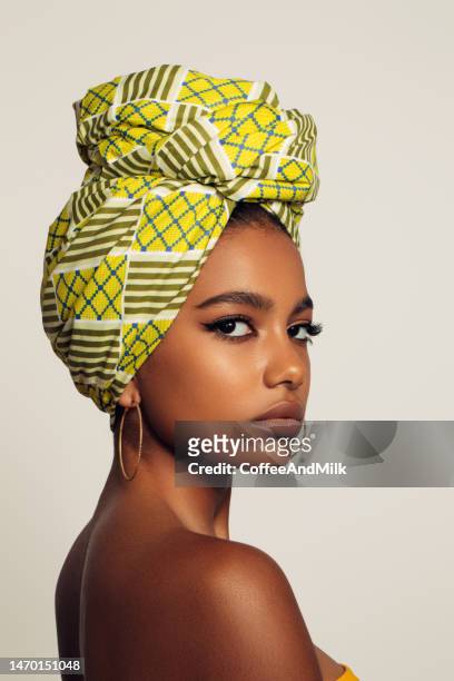 mujer africana con un colorido chal en la cabeza - shawl fotografías e imágenes de stock