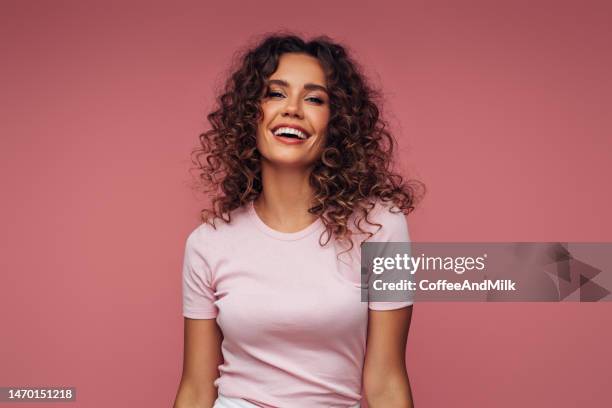 verticale d’une jeune femme émotive - une seule femme photos et images de collection