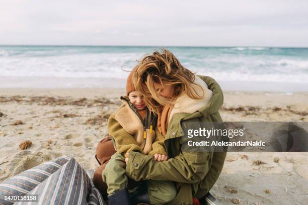 sólo nosotros dos - mothers day beach fotografías e imágenes de stock