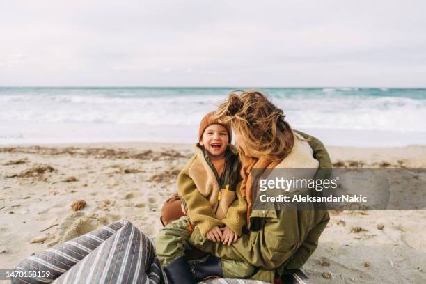 sólo nosotros dos - mothers day beach fotografías e imágenes de stock
