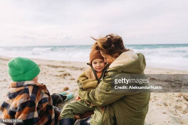 pic-nic en la playa con familia - mothers day beach fotografías e imágenes de stock