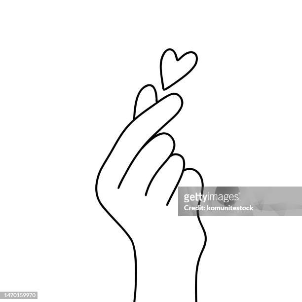 herz-hand-geste doodle-symbol. handgezeichneter symbolvektor - hand drawn love heart stock-grafiken, -clipart, -cartoons und -symbole