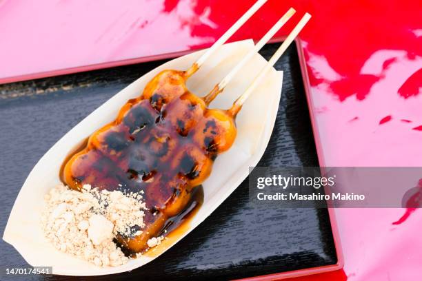 mitarashi dango, traditional japanese rice dumplings - kinako fotografías e imágenes de stock