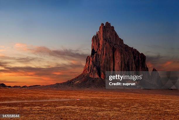 shiprock al atardecer - shiprock fotografías e imágenes de stock