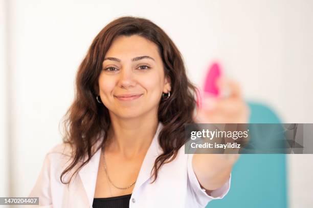 女性婦人科医の医師と患者が月経カップについて話している - girl using tampon ストックフォトと画像