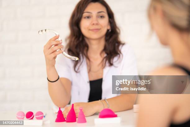 la femme gynécologue médecin et la patiente parlent de la coupe menstruelle - vagin de petite fille photos et images de collection