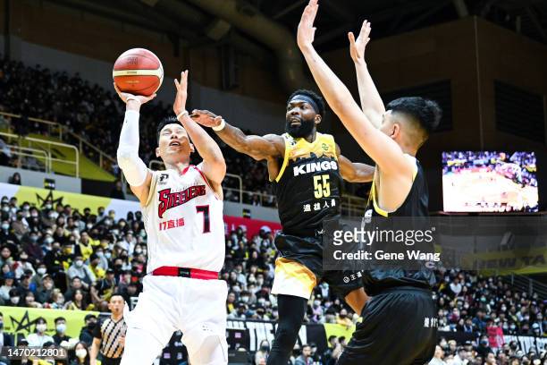 Jeremy Lin of Kaohsiung 17LIVE Steelers fouled by Kenny Manigault of New Taipei Kings during the P.League+ game between Kaohsiung 17LIVE Steelers and...