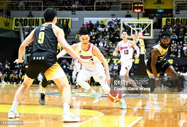 Jeremy Lin of Kaohsiung 17LIVE Steelers get steal by Kenny Manigault of New Taipei Kings during the P.League+ game between Kaohsiung 17LIVE Steelers...
