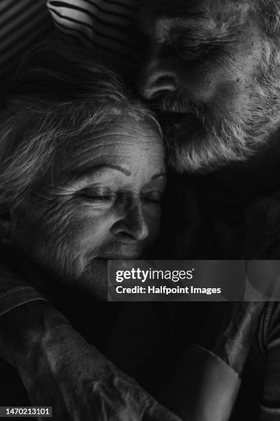 black and white photo of senior couple in love. - black women kissing white men - fotografias e filmes do acervo