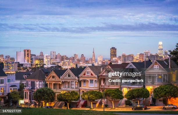 painted ladies in san francisco in der abenddämmerung - sf stock-fotos und bilder