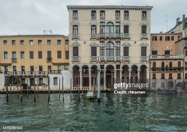 buildings and boats on the grand canal, venice, italy - canal grande stockfoto's en -beelden