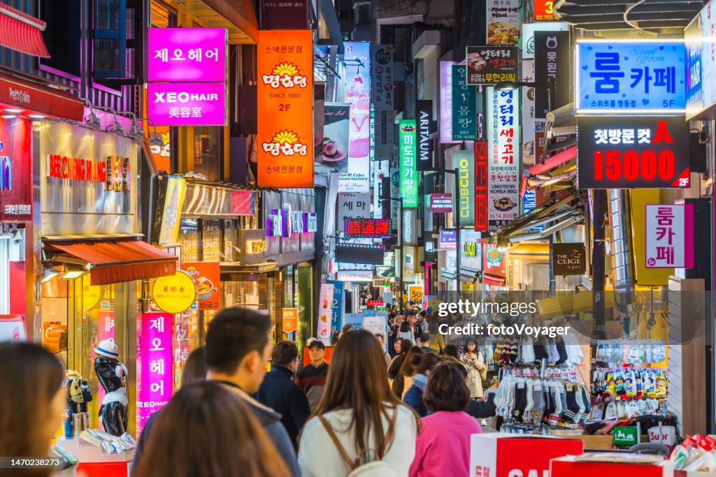 ソウルは歩行者天国の商店街に群がる 明洞市のナイトライフ 韓国