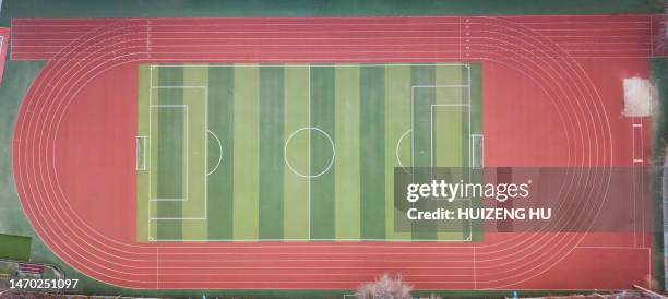 top view of running track and soccer field - track and field stadium stockfoto's en -beelden