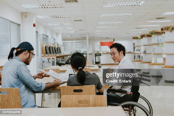 il lavoro di squadra fa un buon lavoro, gli studenti di architettura del master asiatico parlano e discutono del loro caso di studio e della casa di ispirazione del modello per preparare la diapositiva del rapporto del caso di studio. - case study foto e immagini stock