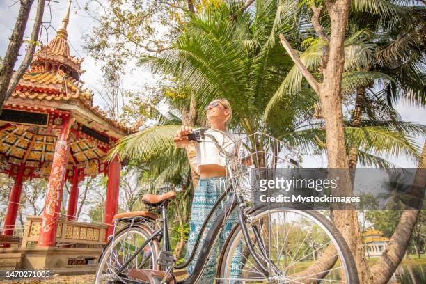 young woman exploring asia with a bicycle - lumpini park bildbanksfoton och bilder