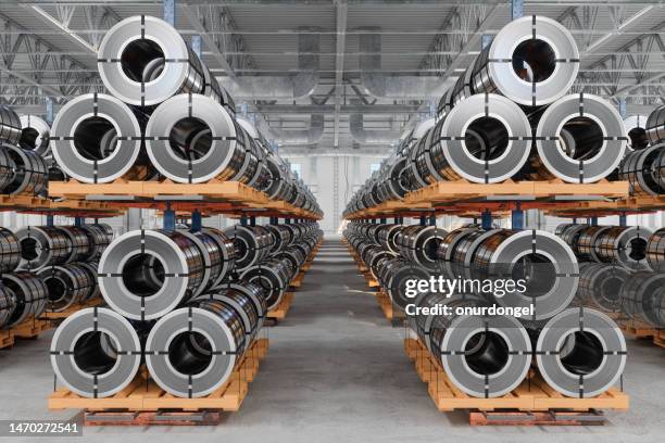 armazém de distribuição com rolos de aço galvanizado - large steel roll - fotografias e filmes do acervo
