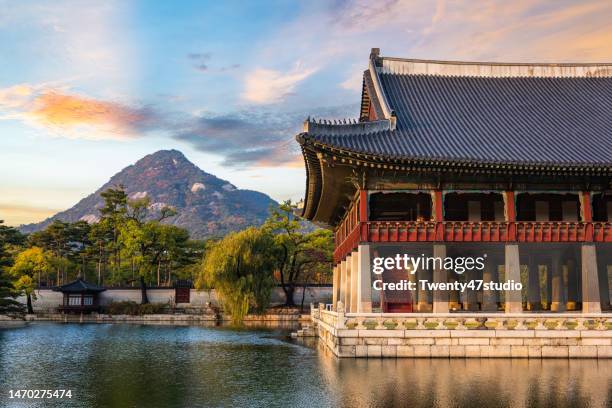 gyeonbokgung palace in autumn in seoul - gyeongbokgung palace stock pictures, royalty-free photos & images