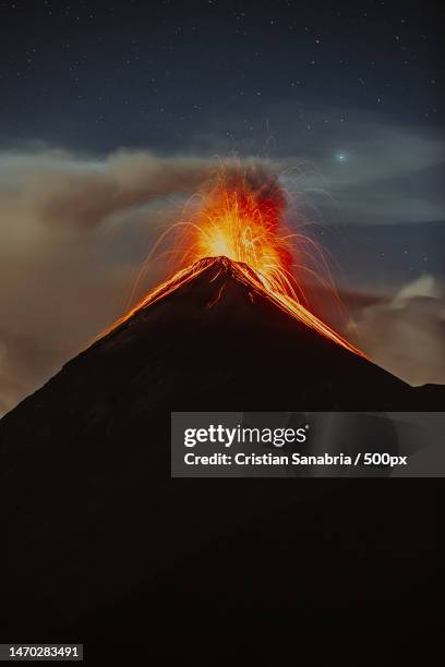 low angle view of mountain against sky at night,guatemala - volcanic activity - fotografias e filmes do acervo
