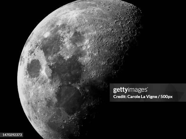 close-up of moon against clear sky at night,portage,wisconsin,united states,usa - planetary moon stockfoto's en -beelden