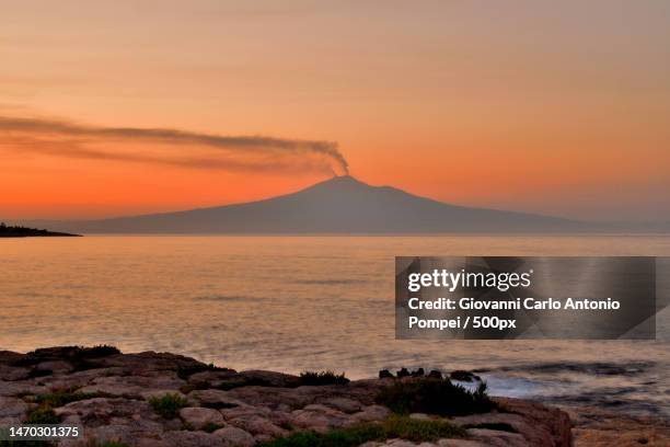 scenic view of sea against sky during sunset,augusta,free municipal consortium of syracuse,italy - mt etna foto e immagini stock