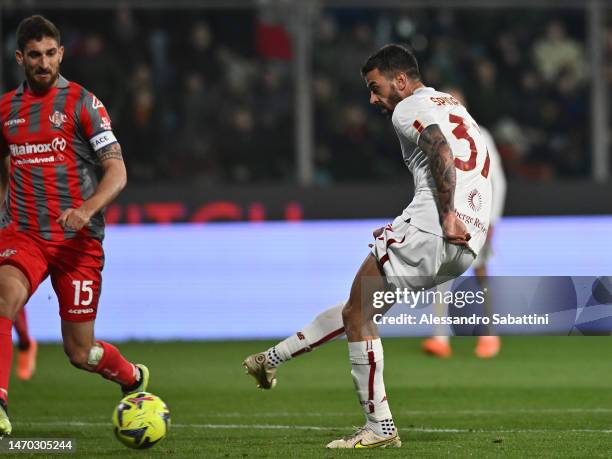 Leonardo Spinazzola of AS Roma scores the team's first goal during the Serie A match between US Cremonese and AS Roma at Stadio Giovanni Zini on...