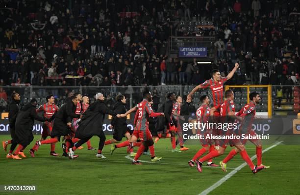 Players of US Cremonese celebrates their side's victory after the Serie A match between US Cremonese and AS Roma at Stadio Giovanni Zini on February...