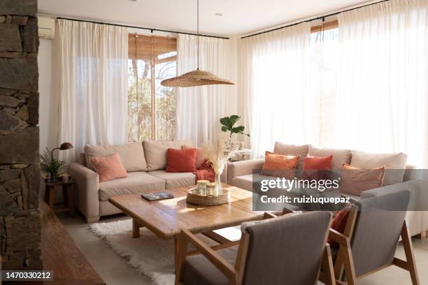decorated living-room - tweezits bankje stockfoto's en -beelden