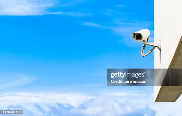 security cctv camera system. - câmara de segurança imagens e fotografias de stock