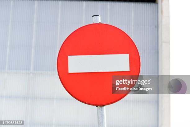 traffic sign of "no entry" on the road. - do not enter sign stockfoto's en -beelden