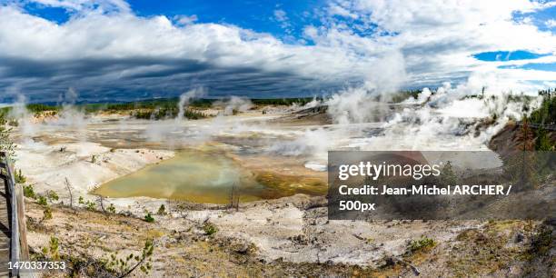 scenic view of hot spring against cloudy sky,parc national de yellowstone,united states,usa - parc national de yellowstone stockfoto's en -beelden