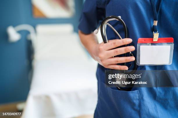 gros plan sur le stéthoscope dans la main du médecin. - laver en frottant photos et images de collection