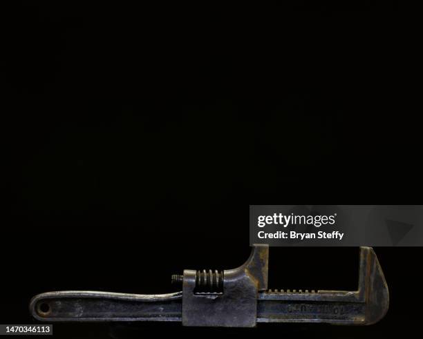 plumbing wrench - verstellbarer schraubenschlüssel stock-fotos und bilder