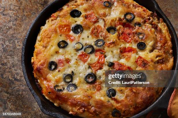 deep dish skillet pizza greca - oliva nera foto e immagini stock
