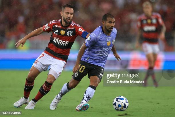 Everton Ribeiro of Flamengo competes for the ball with Junior Sornoza of Independiente del Valle during the second leg of the CONMEBOL Recopa...