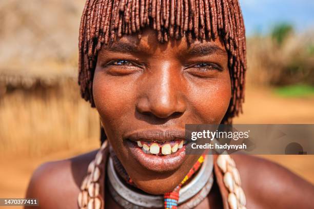 verticale de femme de la tribu de hamer, éthiopie, afrique - hamar photos et images de collection