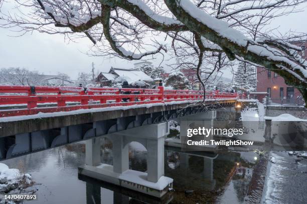 中橋橋と小川の水 - 渡月橋 ストックフォトと画像