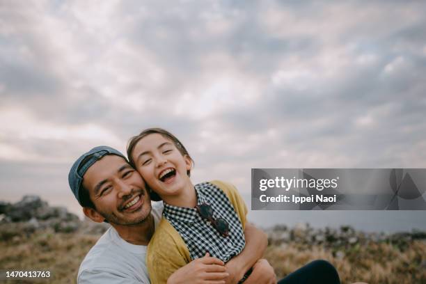 father and young daughter having a good time by sea - 子供　日本人　笑顔 ストックフォトと画像