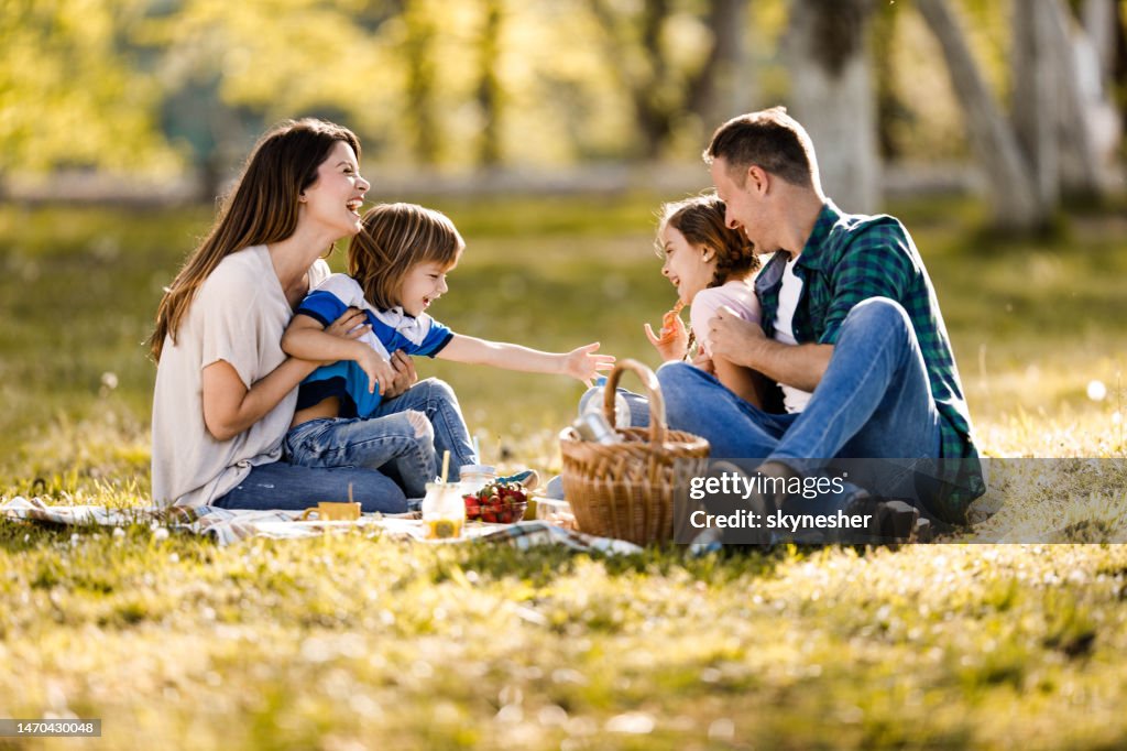 Fröhliche Familie kommunikation am Frühlingstag im Park.