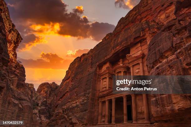 al khazneh - the treasury, ancient city of petra at sunset, jordan - petra jordan stockfoto's en -beelden